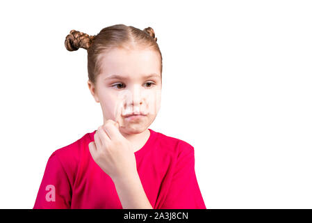 La ragazza si strappa il nastro adesivo incollato sulla sua bocca. Isolato su uno sfondo bianco. Foto Stock