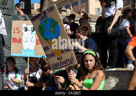 27/09/2019. Il venerdì per il futuro. Sciopero della scuola per il clima in piazza della Madonna di Loreto a Roma, Italia Foto Stock