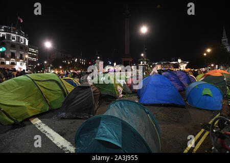 Manifestanti tende durante una ribellione di estinzione (XR) cambiamenti climatici protesta in Trafalgar Square a Londra. Foto Stock