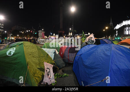 Manifestanti tende durante una ribellione di estinzione (XR) cambiamenti climatici protesta in Trafalgar Square a Londra. Foto Stock
