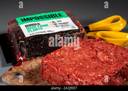 MORGANTOWN WV - 8 Ottobre 2019: imballaggio per alimenti impossibile hamburger fatto da piante con il prodotto grezzo su sfondo di acciaio Foto Stock