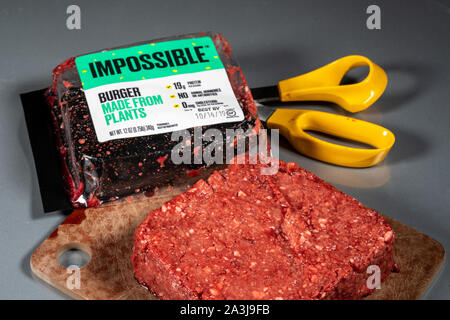 MORGANTOWN WV - 8 Ottobre 2019: imballaggio per alimenti impossibile hamburger fatto da piante con il prodotto grezzo su sfondo di acciaio Foto Stock