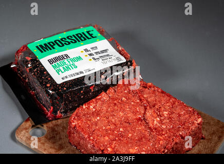 MORGANTOWN WV - 8 Ottobre 2019: imballaggio per alimenti impossibile hamburger fatto da piante con il prodotto grezzo su sfondo di acciaio Foto Stock