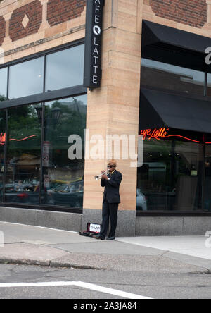 Musicista nero suonare la tromba sul suo solito posto al Caffelatte corner Grand e Victoria con avvisatore acustico aperto caso per suggerimenti. St Paul Minnesota MN USA Foto Stock