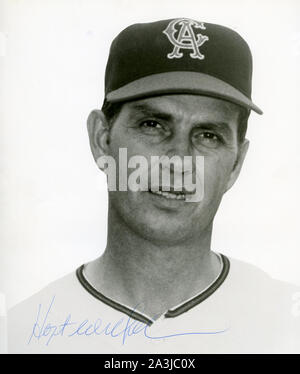 Foto autografate di Hall of Fame baseball pitcher Hoyt Wilhelm con la California Angeli. Foto Stock