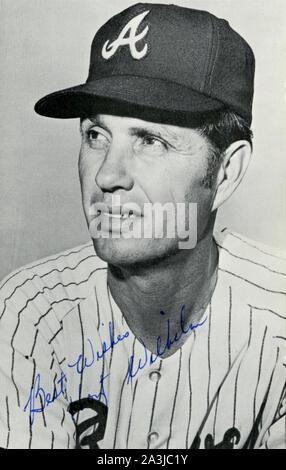 Foto autografate di Hall of Fame baseball pitcher Hoyt Wilhelm con la Atlanta Braves. Foto Stock