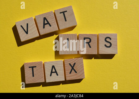 Tasse e gli acronimi di iva e IRS, imposta sul valore aggiunto e Internal Revenue Service in 3d alfabeto di legno lettere isolate su un brillante sfondo giallo
