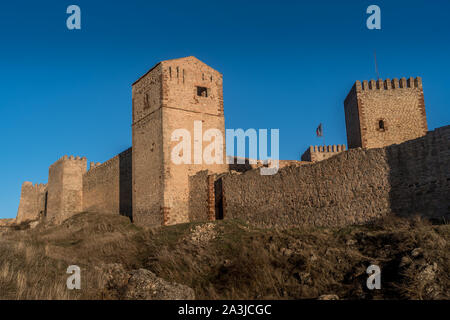 Molina de Aragon classico spagnolo medievale rovinato parzialmente restaurato castello antenna vista panorama al tramonto vicino a Guadalajara Spagna Foto Stock