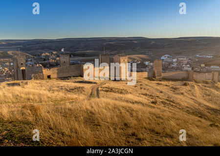 Molina de Aragon classico spagnolo medievale rovinato parzialmente restaurato castello antenna vista panorama al tramonto vicino a Guadalajara Spagna Foto Stock