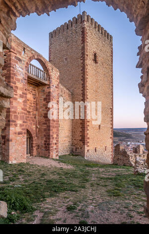 L'interno cancello di castello e torre a Molina de Aragon classic medievale spagnola ha rovinato la vista del castello vicino a Guadalajara Spagna Foto Stock