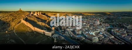 Molina de Aragon classico spagnolo medievale rovinato parzialmente restaurato castello antenna vista panorama al tramonto vicino a Guadalajara Spagna Foto Stock