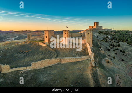 Molina de Aragon classico spagnolo medievale rovinato parzialmente restaurato castello antenna vista panorama al tramonto vicino a Guadalajara Spagna Foto Stock