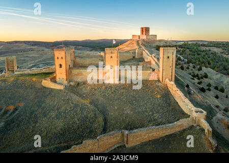 Molina de Aragon classico spagnolo medievale rovinato parzialmente restaurato castello antenna vista panorama al tramonto vicino a Guadalajara Spagna Foto Stock