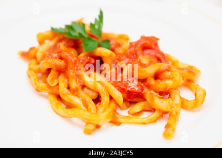Tradizionale Toscano di pici pasta con salsa di pomodoro, close-up Foto Stock