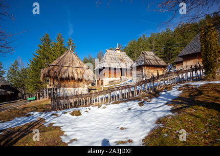 Autentico villaggio serbo Sirogojno, mountain Zlatibor, Serbia Foto Stock