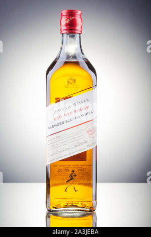 Johnnie Walker Red finitura rye whisky mescolato sul gradiente dello sfondo. Johnnie Walker è stato istituito nel 1820 a Kilmarnock, in Scozia Foto Stock