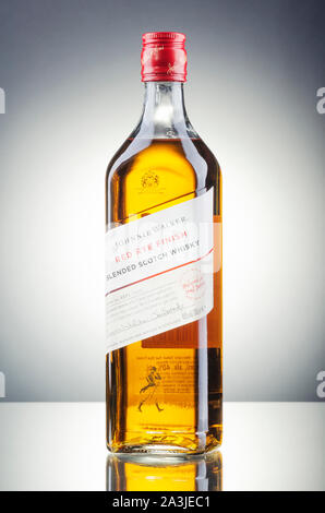 Johnnie Walker Red finitura rye whisky mescolato sul gradiente dello sfondo. Johnnie Walker è stato istituito nel 1820 a Kilmarnock, in Scozia Foto Stock