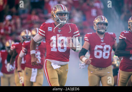 Santa Clara, CA, Stati Uniti d'America. Il 7 ottobre, 2019. San Francisco 49ers quarterback Jimmy Garoppolo (10) entra nel campo durante una partita contro i Cleveland Browns a Levi's Stadium il lunedì, 7 ottobre 2019 a Santa Clara, California Credito: Paolo Kitagaki Jr./ZUMA filo/Alamy Live News Foto Stock