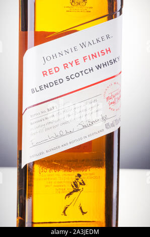 Johnnie Walker Red finitura rye whisky mescolato sul gradiente dello sfondo. Johnnie Walker è stato istituito nel 1820 a Kilmarnock, in Scozia Foto Stock