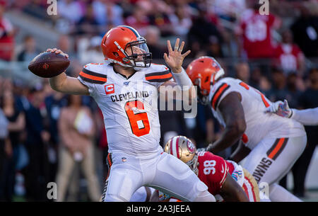 Santa Clara, CA, Stati Uniti d'America. Il 7 ottobre, 2019. Cleveland Browns quarterback Baker Mayfield (6) passa durante una partita contro il San Francisco 49ers a Levi's Stadium il lunedì, 7 ottobre 2019 a Santa Clara, California Credito: Paolo Kitagaki Jr./ZUMA filo/Alamy Live News Foto Stock