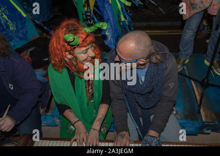 Westminster, Londra, Regno Unito. 8 Ott, 2019. Scene notturne intorno a Westminster come estinzione della ribellione manifestanti camp per la notte. Penelope Barritt/Alamy Live News Foto Stock