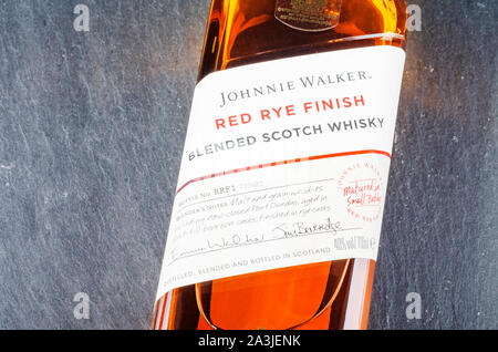 Johnnie Walker Red finitura rye whisky mescolato su pietra ardesia sfondo. Johnnie Walker è stato istituito nel 1820 a Kilmarnock, in Scozia Foto Stock