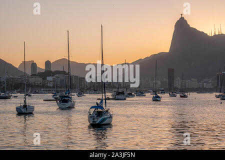 Rio de Janeiro, Brasile - 3 Ottobre 2019: bel tramonto di Rio de Janeiro, con il cielo limpido, lo skyline di montagna, visto dal Mureta da Urca Foto Stock