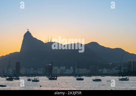 Rio de Janeiro, Brasile - 3 Ottobre 2019: bel tramonto di Rio de Janeiro, con il cielo limpido, lo skyline di montagna, visto dal Mureta da Urca Foto Stock