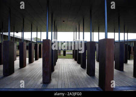 Una vista dei momenti a parità di giustizia Memorial in Montgomery, Alabama. Ogni monumento rappresenta una contea in America dove la razza si è verificato il terrore Foto Stock