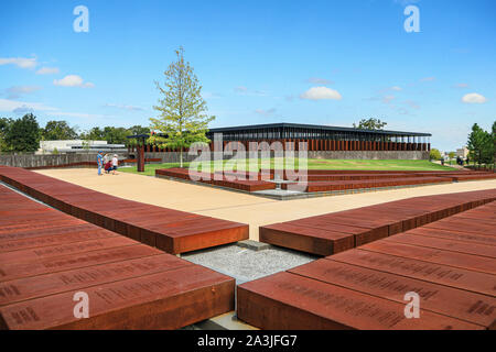 Una vista dei momenti a parità di giustizia Memorial in Montgomery, Alabama. Ogni monumento rappresenta una contea in America dove la razza si è verificato il terrore Foto Stock