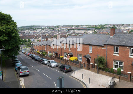 Fahan Street con Bogside in background, Derry/Londonderry, Irlanda del Nord Foto Stock