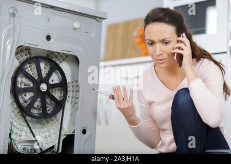 La donna ha una perdita in cucina Foto Stock