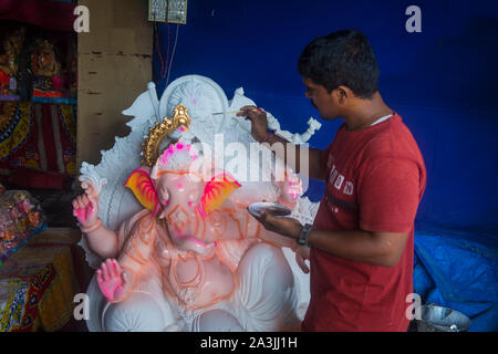 MUMBAI, India - 26 agosto : uomo indiano decoreting Ganesh idolo per Ganesh Chaturthi festival in Mumbai India il 26 agosto 2019 il festival ha celebrato i Foto Stock