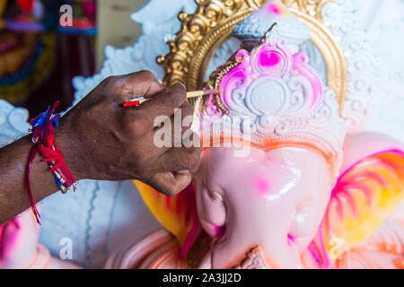 MUMBAI, India - 26 agosto : uomo indiano decoreting Ganesh idolo per Ganesh Chaturthi festival in Mumbai India il 26 agosto 2019 il festival ha celebrato i Foto Stock