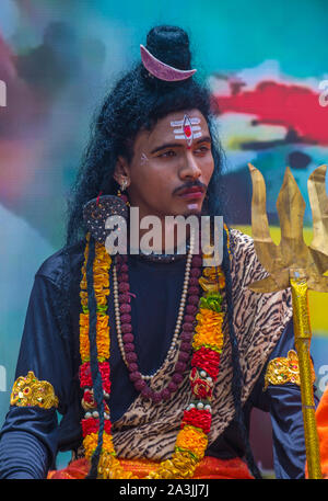 L'uomo indiano partecipa al festival Janmashtami a Mumbai India Foto Stock