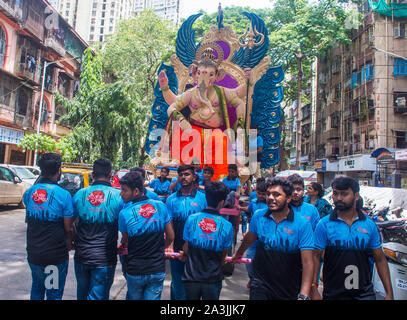 Uomini indiani che carring Ganesh idol durante il festival di Ganesh Chaturthi in Mumbai India Foto Stock