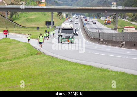 Sao Paulo, Sao Paulo, Brasile. 8 Ott, 2019. Pellegrini in cammino lungo la spalla dell'autostrada Presidente Dutra nella città di, Brasile, questo martedì (8). I fedeli andare al Santuario Nazionale di Nostra Signora di Aparecida, per la celebrazione della patrona del Brasile, che si svolgerà sabato, 12. Credito: Paulo Lopes/ZUMA filo/Alamy Live News Foto Stock