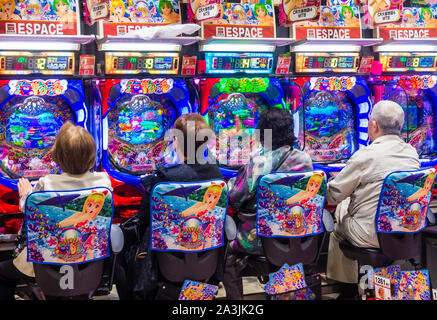 Salotto pachinko a Tokyo Giappone Foto Stock