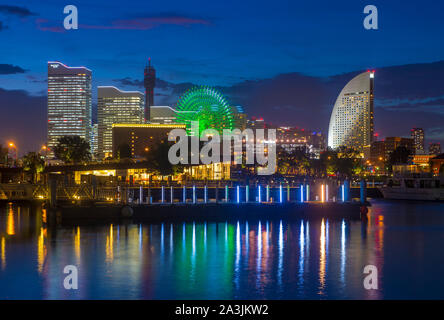 Vista notturna della baia di Yokohama in Giappone Foto Stock