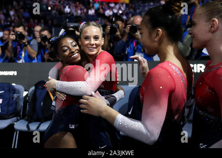 Stuttgart, Germania. 8 Ott, 2019. Simone Biles degli Stati Uniti abbraccia il suo compagno di squadra dopo le Donne Squadra Finale del 2019 figura di Ginnastica Artistica Campionati del Mondo a Stoccarda, Germania, Ottobre 8, 2019. Credito: Zhang Cheng/Xinhua/Alamy Live News Foto Stock