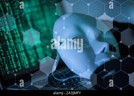 Hacker indossare una maschera anonima. Foto Stock