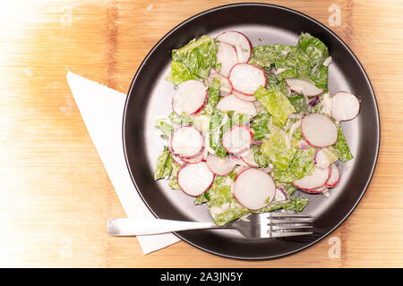 Lattuga romana e ravanelli insalata con abito ranch Foto Stock