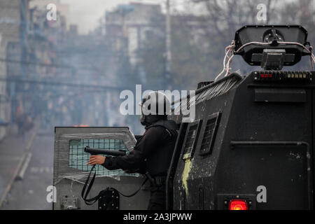 Quito, Ecuador. 08 ott 2019. I poliziotti sono in servizio presso una dimostrazione. Migliaia di persone indigene dall Ecuador hanno occupato la capitale Quito. Essi hanno risposto a una chiamata dalla confederazione dei popoli indigeni (CONAIE) per protestare a Quito contro l'aumento dei prezzi del carburante e la produzione di petrolio nel loro territorio. Credito: Juan Diego Montenegro/dpa/Alamy Live News Foto Stock