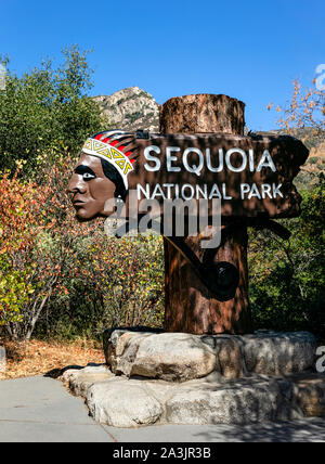 Una vista del Monte Ceneri segno di entrata al Parco Nazionale di Sequoia. Esso è stato costruito nel 1935 dalla conservazione civile Corps artigiani provenienti da blocchi di Foto Stock