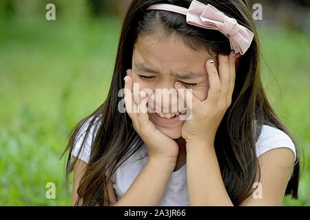 Un pianto carina ragazza Filipina Foto Stock