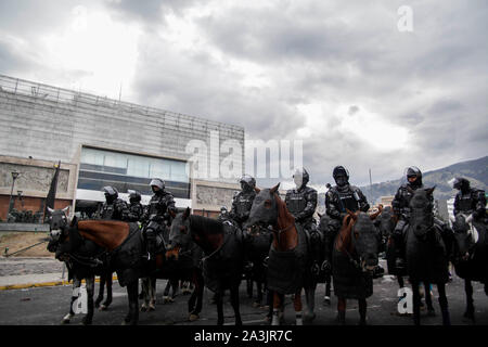 Quito, Ecuador. 08 ott 2019. Polizia a Cavallo sono in servizio presso una dimostrazione. Migliaia di persone indigene dall Ecuador hanno occupato la capitale Quito. Essi hanno risposto a una chiamata dalla confederazione dei popoli indigeni (CONAIE) per protestare a Quito contro l'aumento dei prezzi del carburante e la produzione di petrolio nel loro territorio. Credito: Juan Diego Montenegro/dpa/Alamy Live News Foto Stock