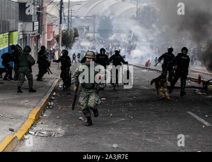 Quito, Ecuador. 08 ott 2019. I poliziotti sono in servizio presso una dimostrazione. Migliaia di persone indigene dall Ecuador hanno occupato la capitale Quito. Essi hanno risposto a una chiamata dalla confederazione dei popoli indigeni (CONAIE) per protestare a Quito contro l'aumento dei prezzi del carburante e la produzione di petrolio nel loro territorio. Credito: Juan Diego Montenegro/dpa/Alamy Live News Foto Stock