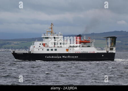 MV Lochnevis, un traghetto per auto azionati da Caledonian MacBrayne, passando Greenock sul Firth of Clyde. Foto Stock