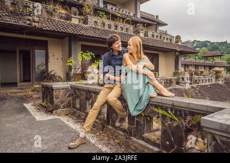 Coppia felice in amore in abbandonato e misterioso hotel in Bedugul. Indonesia Isola di Bali. Luna di Miele a Bali Foto Stock