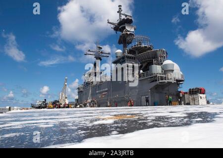 191006-IQ884-1065 sul Mare del Sud della Cina (6 ottobre 2019) Danni Controlmen assegnato a Amphibious Assault nave USS Boxer (LHD 4) condotta pellicola acquoso formante il test di schiuma sul ponte di volo. Il Boxer anfibio gruppo pronto (ARG) e undicesimo Marine Expeditionary Unit (MEU) sono distribuiti negli Stati Uniti 7 flotta area di operazioni a sostegno della stabilità regionale, rassicurare partner ed alleati e mantenere una presenza di rispondere a qualsiasi crisi compresa tra assistenza umanitaria per le operazioni di emergenza. (U.S. Foto di Marina di Massa lo specialista di comunicazione 2a classe Dale M. Hopkins) Foto Stock